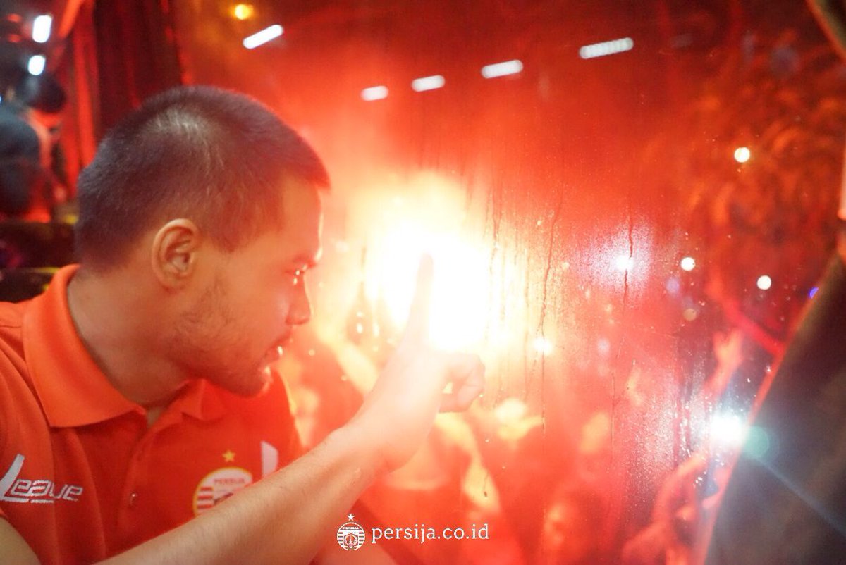 Persija_Jkt's tweet photo. Sambutan luar biasa The Jakmania sesampai di Jakarta. 
#GuePersija
#RumahPersija
#PersijaDay https://t.co/UiFtahszkr