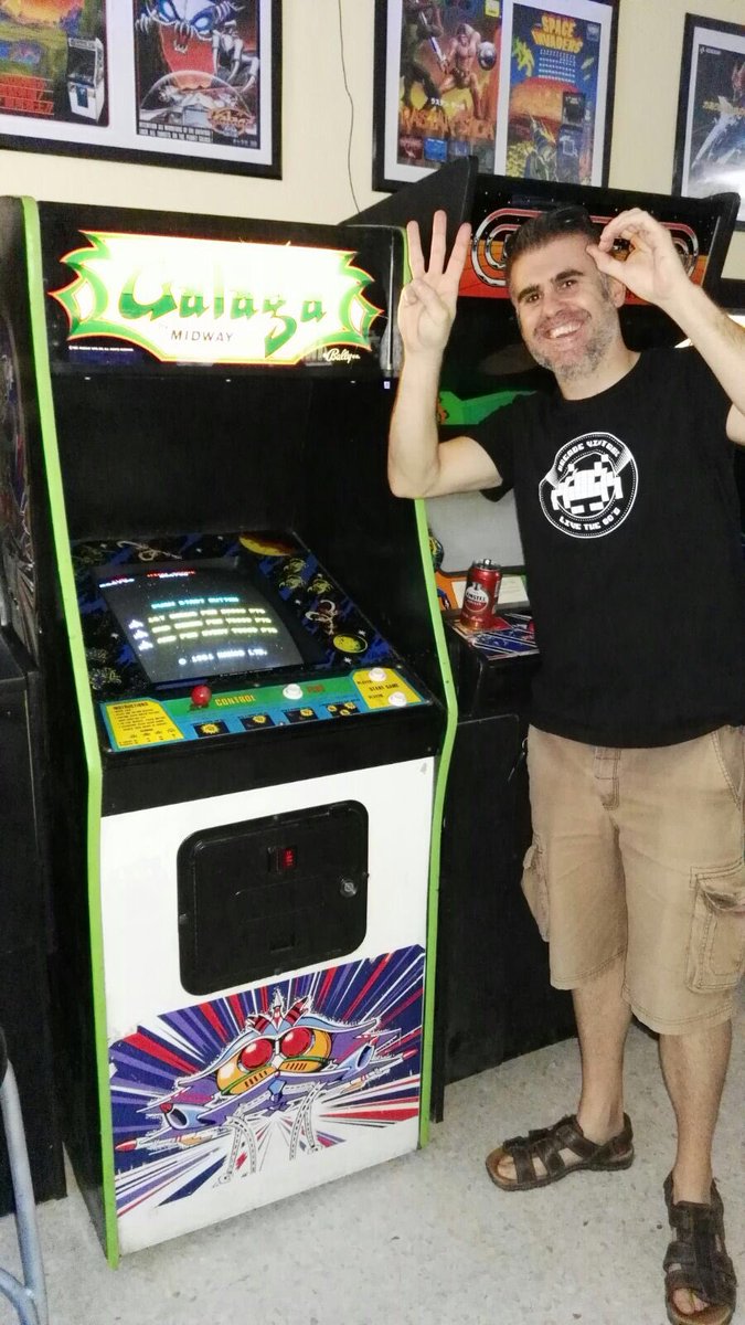 Arcade_Vintage's tweet photo. Sus chanclas lo dicen todo. Espartano de los pies a la cabeza. Un crack y nada más. https://t.co/1Sdabh6Vud