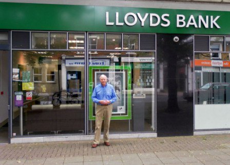 Final visit to our local Lloyds branch in East Molesey before it closes for good. Another loss for the high street.