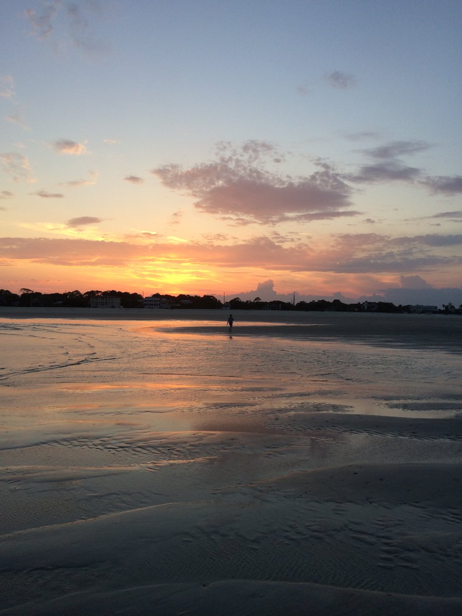 GGavinman's tweet image. East Beach walk at sunset.  #MyGoldenIsles #GIBeaches