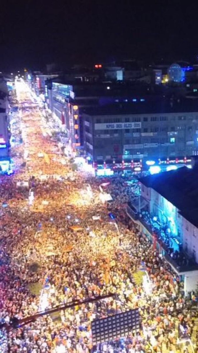 Erzurumlular25's tweet photo. Dadaşlar meydanda dimdik ayakta..!!
 #MilletçeMeydanlardayız https://t.co/cpXUsEWluy
