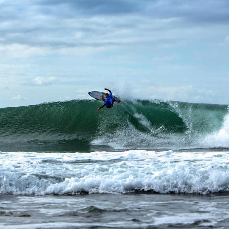 Last year he was almost eaten by a shark. This year <a href="/Mick_Fanning/">Mick Fanning</a> took the trophy at the #JBayOpen 🏆
📷@alanvangysen