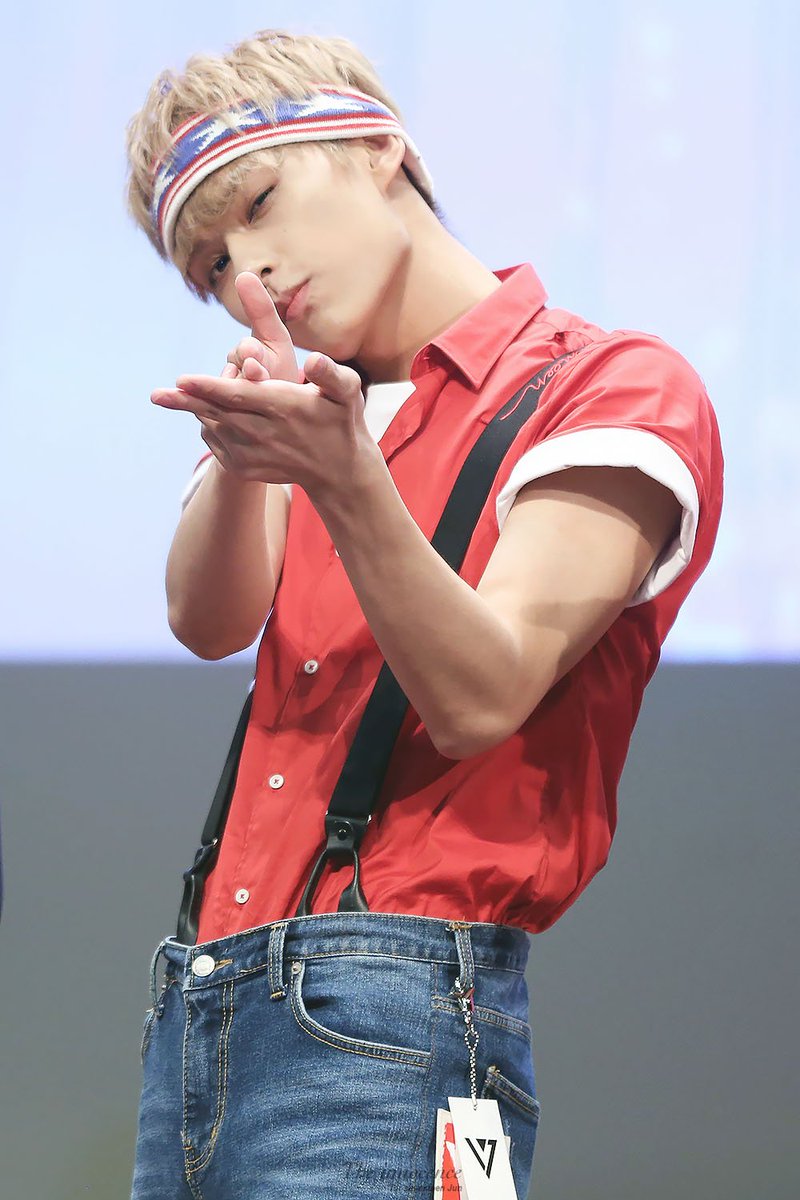 theinnocence_J's tweet photo. 심장이...총 맞은 것처럼❤️🔫#세븐틴 #SEVENTEEN #JUN #준 #문준휘 #文俊辉 @pledis_17 https://t.co/ZV05GrLE28