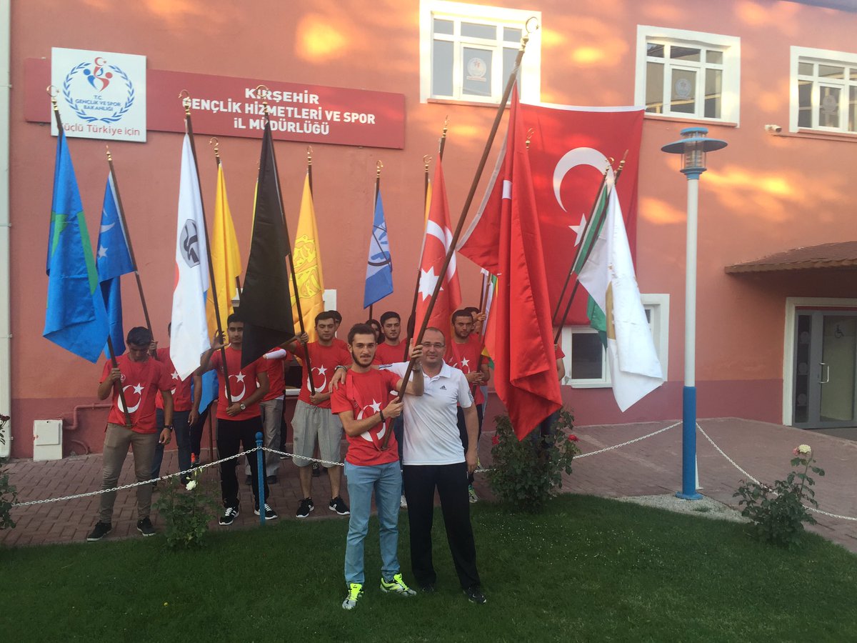 Rza08356414's tweet photo. İl müdürümüz, antrenörlerimiz gençlik liderlerimiz ve gönüllü gençlerimizle birlikte demokrasi nöbetindeyiz https://t.co/4MAkueYbSo
