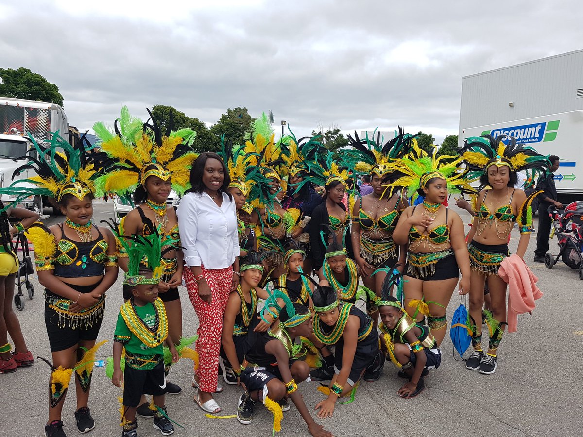 MitzieHunter's tweet photo. Amazing morning #torontojrcarnival w/@Kathleen_Wynne @coteau #scarbto #malvern https://t.co/4Oq1e8CJ4j