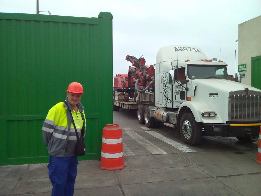 mpujula's tweet photo. Desembarcando máquina para perforaciones y voladuras en Lima #mining #perforoca #peru #maimaenginyers https://t.co/TyAtB97o0h