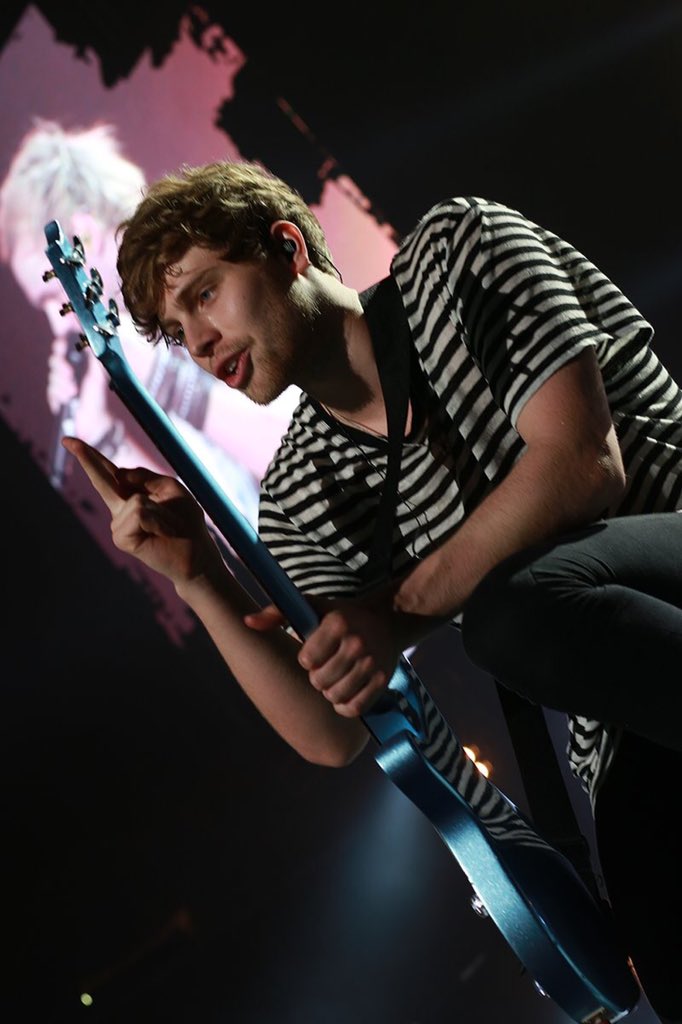 lrhftfeels's tweet image. Luke Hemmings on stage is such an amazing thing, I've never seen someone so happy everyone deserves to see him live