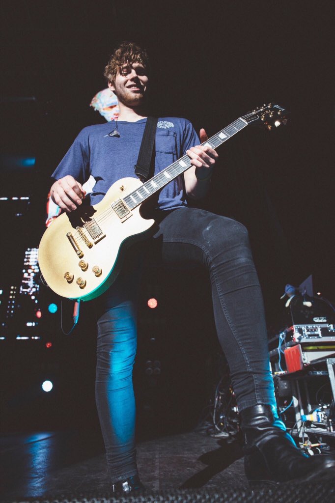 lrhftfeels's tweet image. Luke Hemmings on stage is such an amazing thing, I've never seen someone so happy everyone deserves to see him live