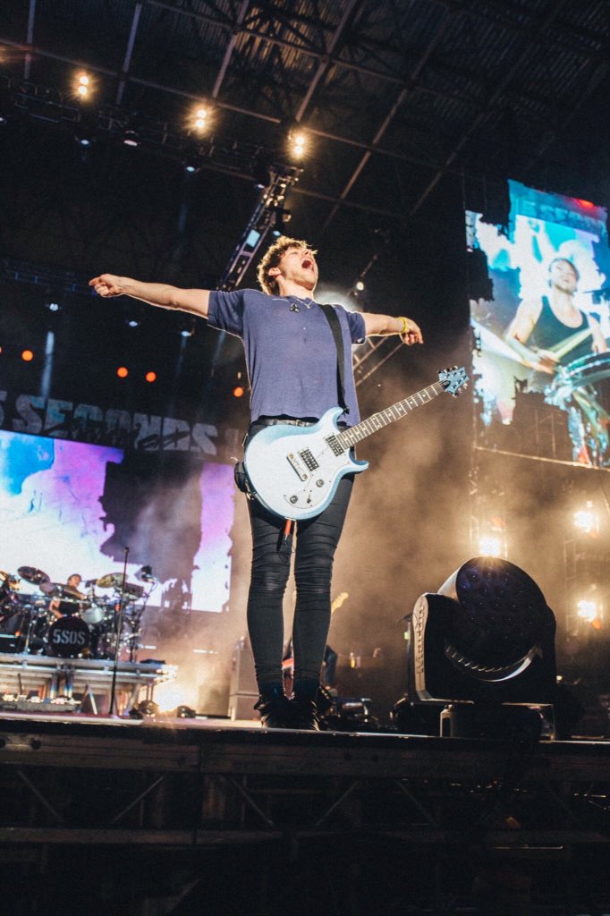 lrhftfeels's tweet image. Luke Hemmings on stage is such an amazing thing, I've never seen someone so happy everyone deserves to see him live