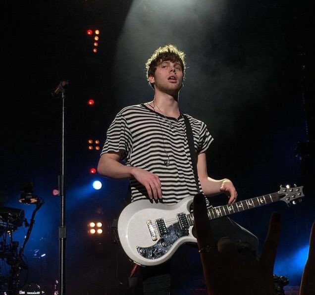 lrhftfeels's tweet image. Luke Hemmings on stage is such an amazing thing, I've never seen someone so happy everyone deserves to see him live