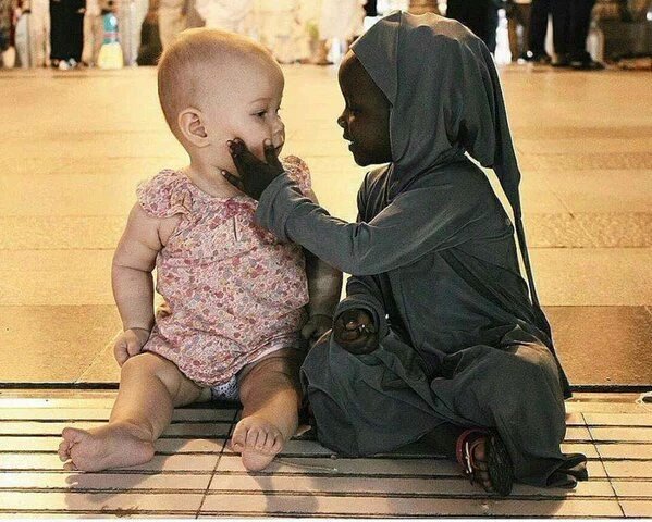 Humaira_Chikki's tweet photo. Humanity should be our race, love should be our religion. #SpreadKindness #KindnessTowardsHumanity #KashmirSeige 😓😓 https://t.co/o5D9c4iJG6