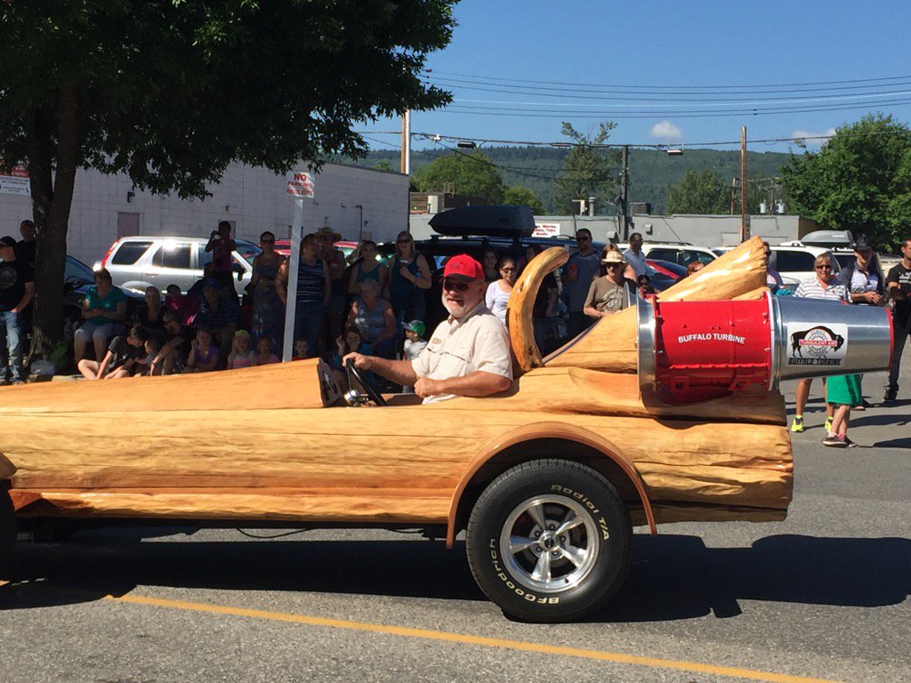 LeanneMacnair's tweet photo. @BryanReidSr pleasing the crowd #BillyBarkerDays @PioneerLogHomes @TimberKings https://t.co/VetG31wSjQ