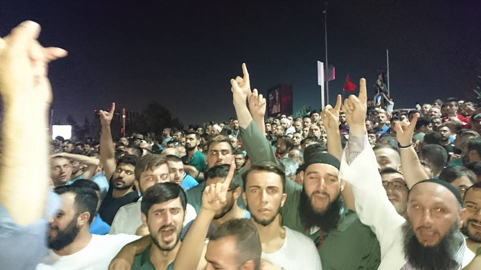 sendika_org's tweet photo. AKP’nin “demokrasi savaşçıları” meğer İBDA-C’li cihatçılarmış! https://t.co/sj5eemGnOB #NeDarbeNeDiktatörlük https://t.co/edFPFNORCo