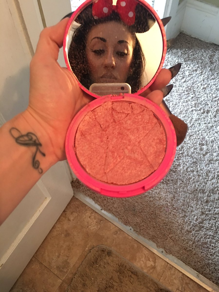 Sammy7259's tweet photo. @JeffreeStar HELP! SOS! This is tragic. 😭😭😭😭😭😭 #jeffreestarcosmetics #jeffreestar #thetearsarereal https://t.co/jvghpvEuL7