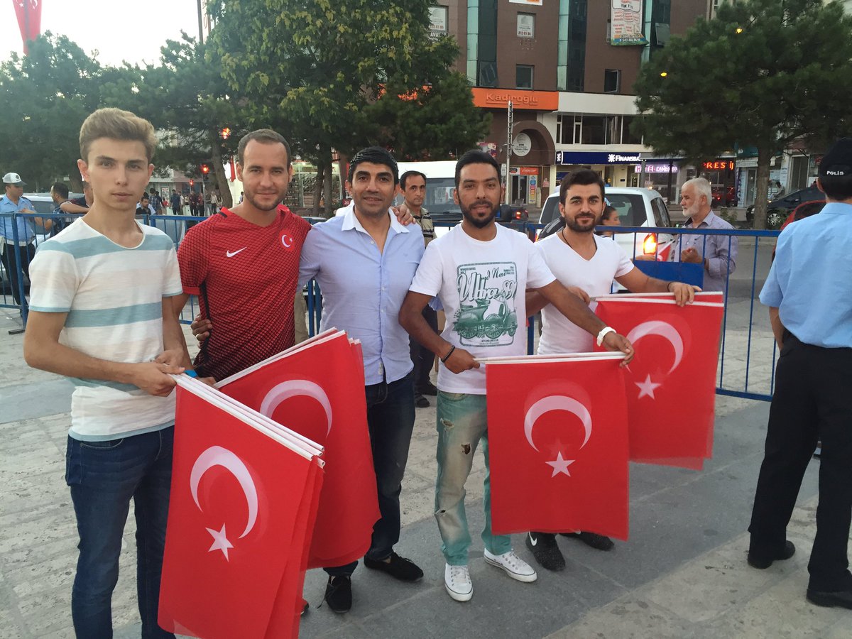Rza08356414's tweet photo. Bu imanlı gençlik seni asla yalnız bırakmayacak REİS https://t.co/Ya5Z1SVGFJ
