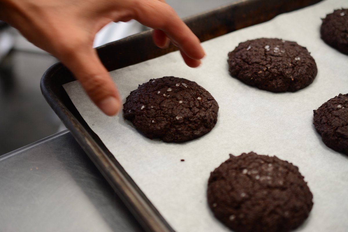 Breanastoast's tweet photo. Imposible resistirse a estas brownie cookies recién horneadas. #sugarfree https://t.co/AzPvfpRRUo