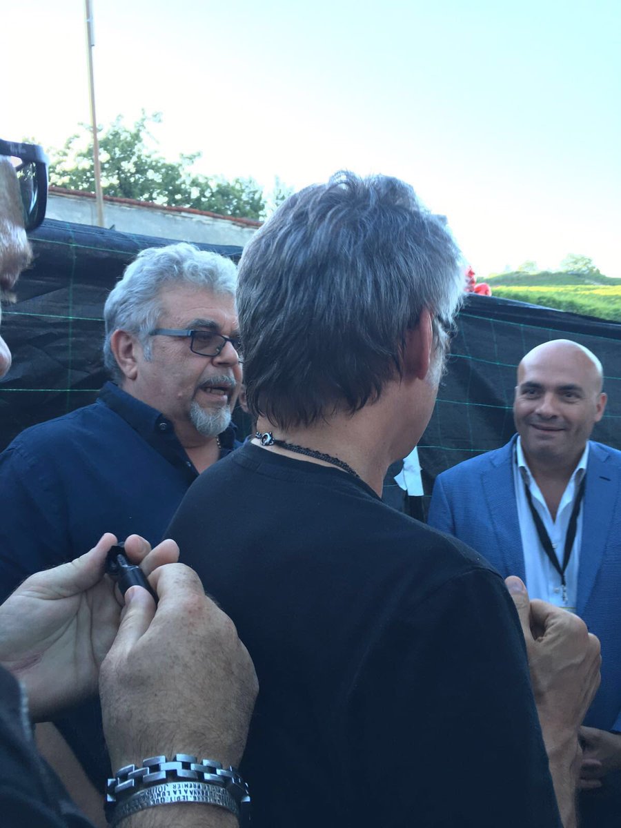 LucaBraia's tweet photo. Consegno a @ligabue #BereBasilicata #collisioni16 Pinot Nero Vulcano800,Re Manfredi,Carato Venusio e Magnum D'Angelo https://t.co/cCpduVHsQ5
