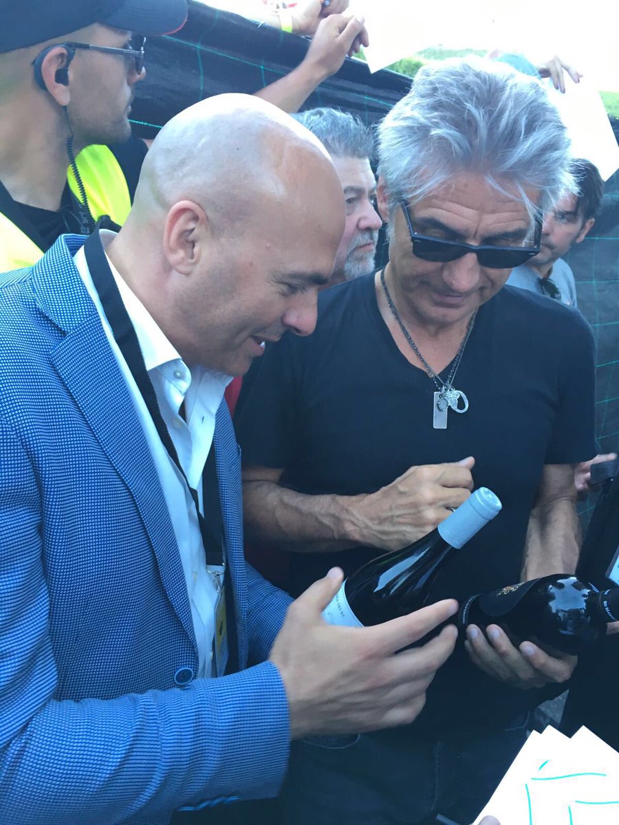 LucaBraia's tweet photo. Consegno a @ligabue #BereBasilicata #collisioni16 Pinot Nero Vulcano800,Re Manfredi,Carato Venusio e Magnum D'Angelo https://t.co/cCpduVHsQ5