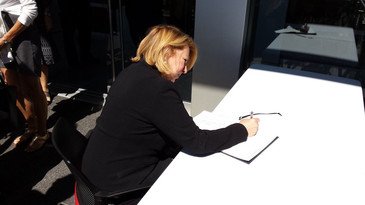 FranceQC's tweet photo. #NiceAttentat : @stpierre_ch, R. Labeaume, @jyduclos et F. Blais signent à #Québec le registre de condoléances https://t.co/MAfGNsSp5a