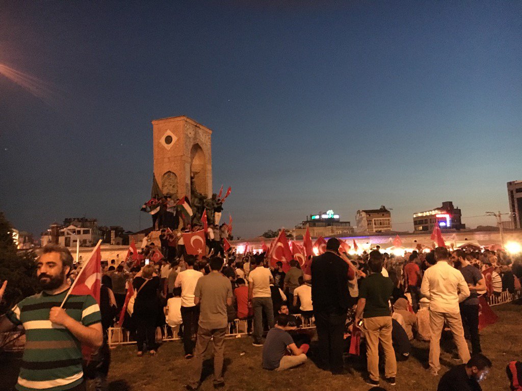 mevlutgol's tweet photo. Millet taksim meydanında Direnme Hakkı'nı kullanıyor https://t.co/eSAyiqQ8bA