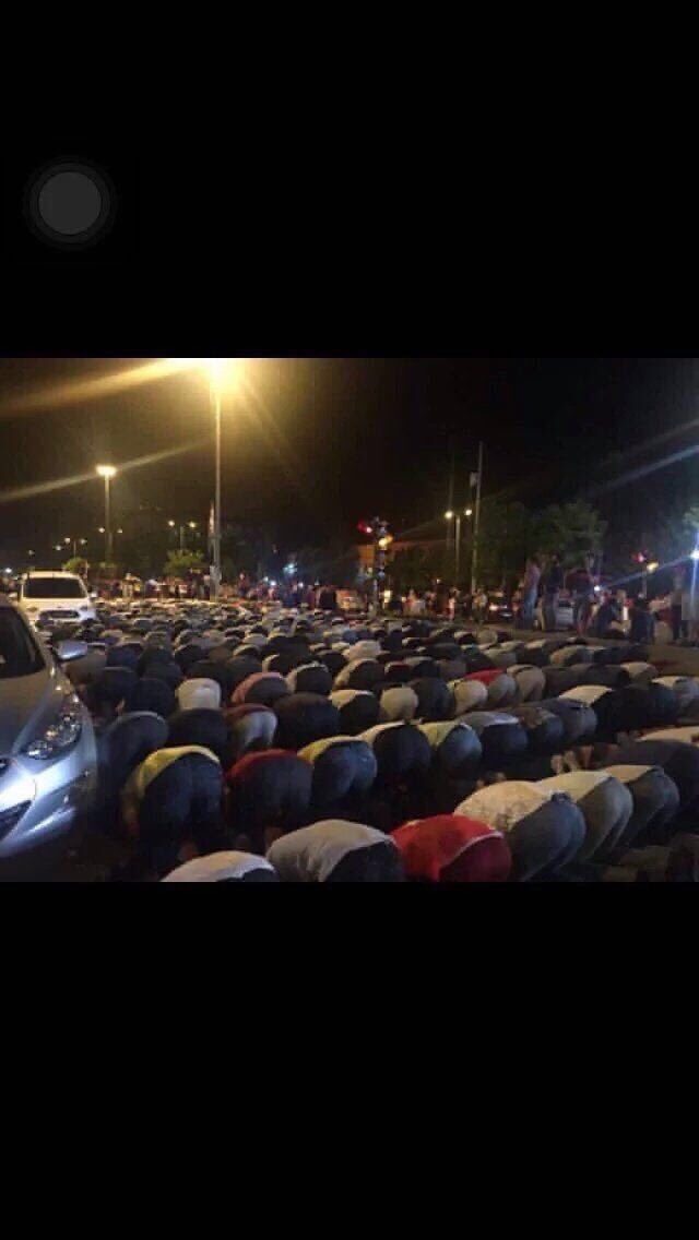 om_nasser55's tweet photo. انتصروا ولم يرقصوا أويغنوا بل سجدواشكرا لله الذي أيدهم بنصره ومالل��المين من أنصار..

 #تركيا_تنتصر_علي_الانقلاب https://t.co/lMlcu55Ghr