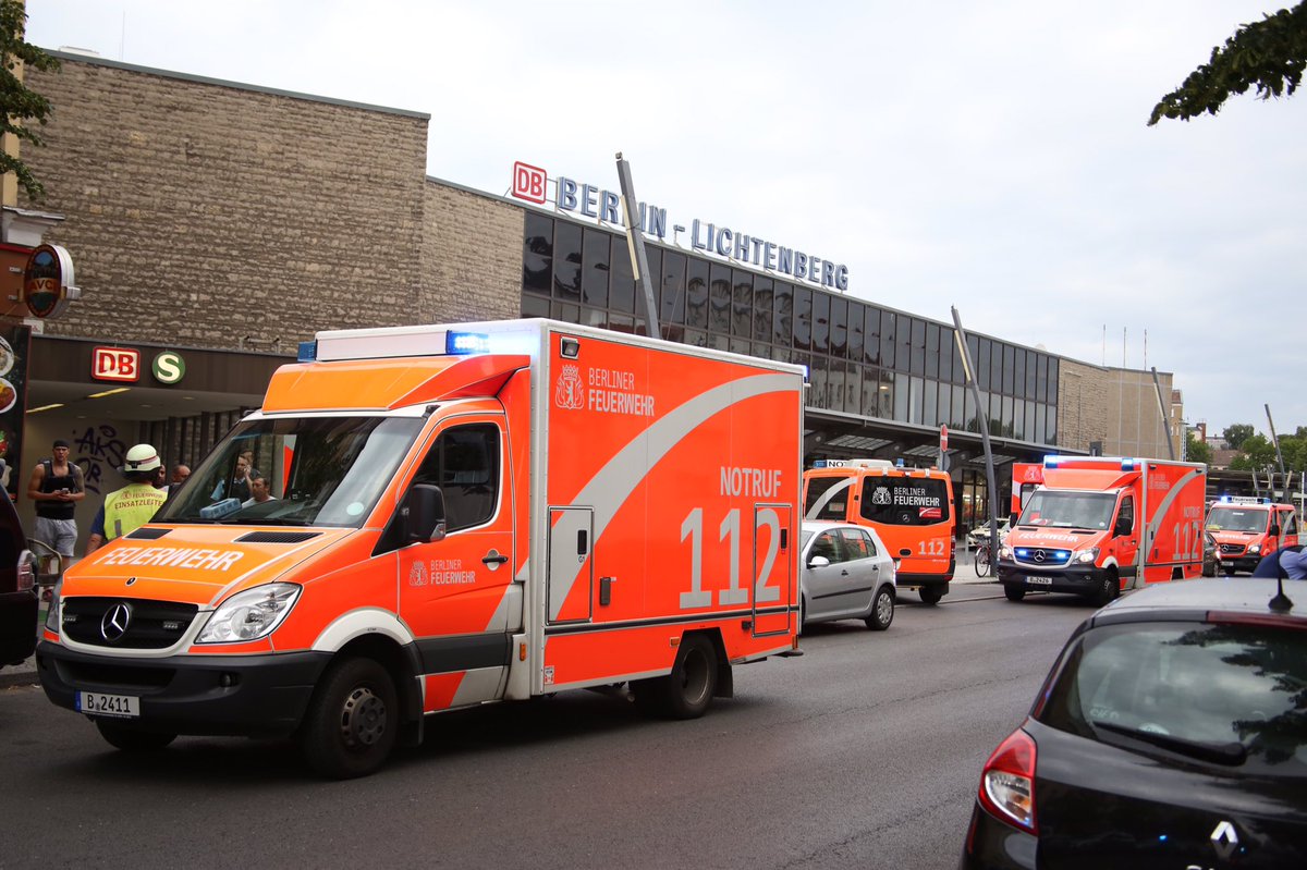 #Lichtenberg #Weitlingstrasse: 3 verletzte Personen nach Messerstecherei nahe Bahnhof Lichtenberg