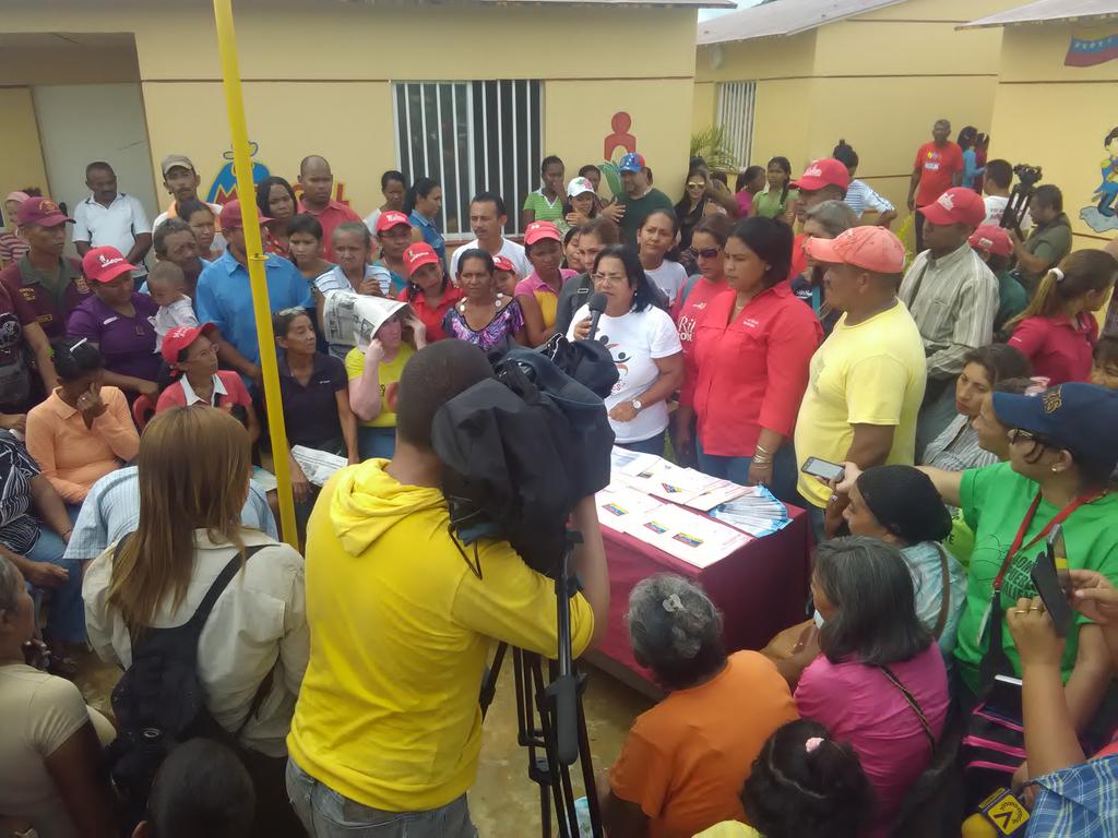 BloqueGuarico's tweet photo. Ministra @gladysrequena en la BMS Ali Primera en Valle de la pascua en la entrega de tarjetas Hogares de la Patria. https://t.co/LXym7OHyWz