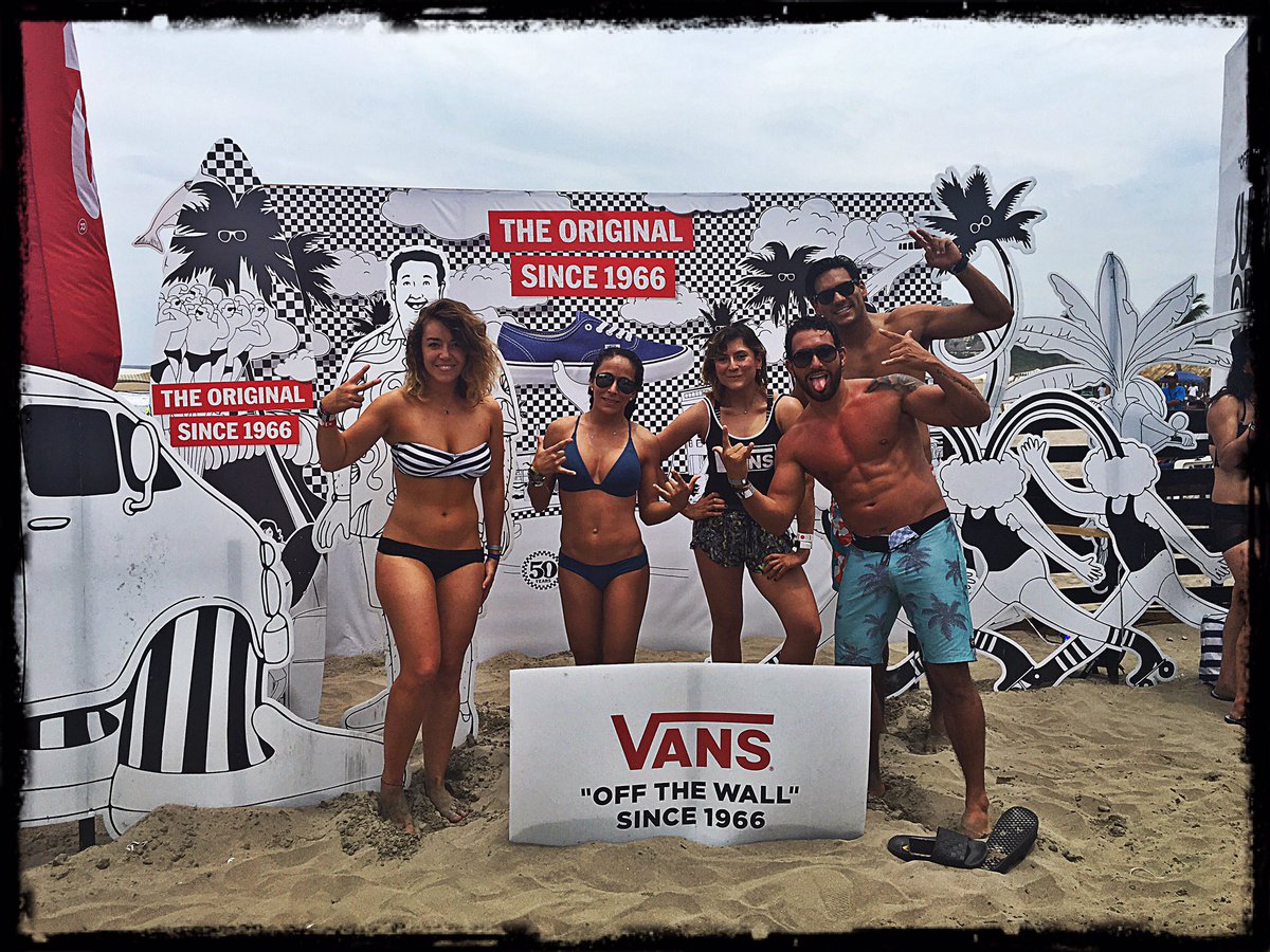 Bit_Halving's tweet photo. #Vansvillage en el #OpenSurf apoyando a los atletas de @vans_mx con todo el #Espiritu54D @vansgirls_mx @the54D https://t.co/1sNKs6tfu4