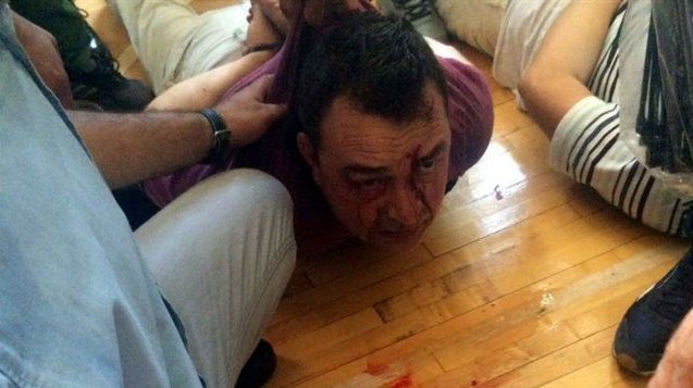 AKP'lilerin yere yatırdığı yüzü kanlar içindeki bu adam Kuleli Askeri Lisesi Komutanı. TSK'nın şerefi de yerle bir!