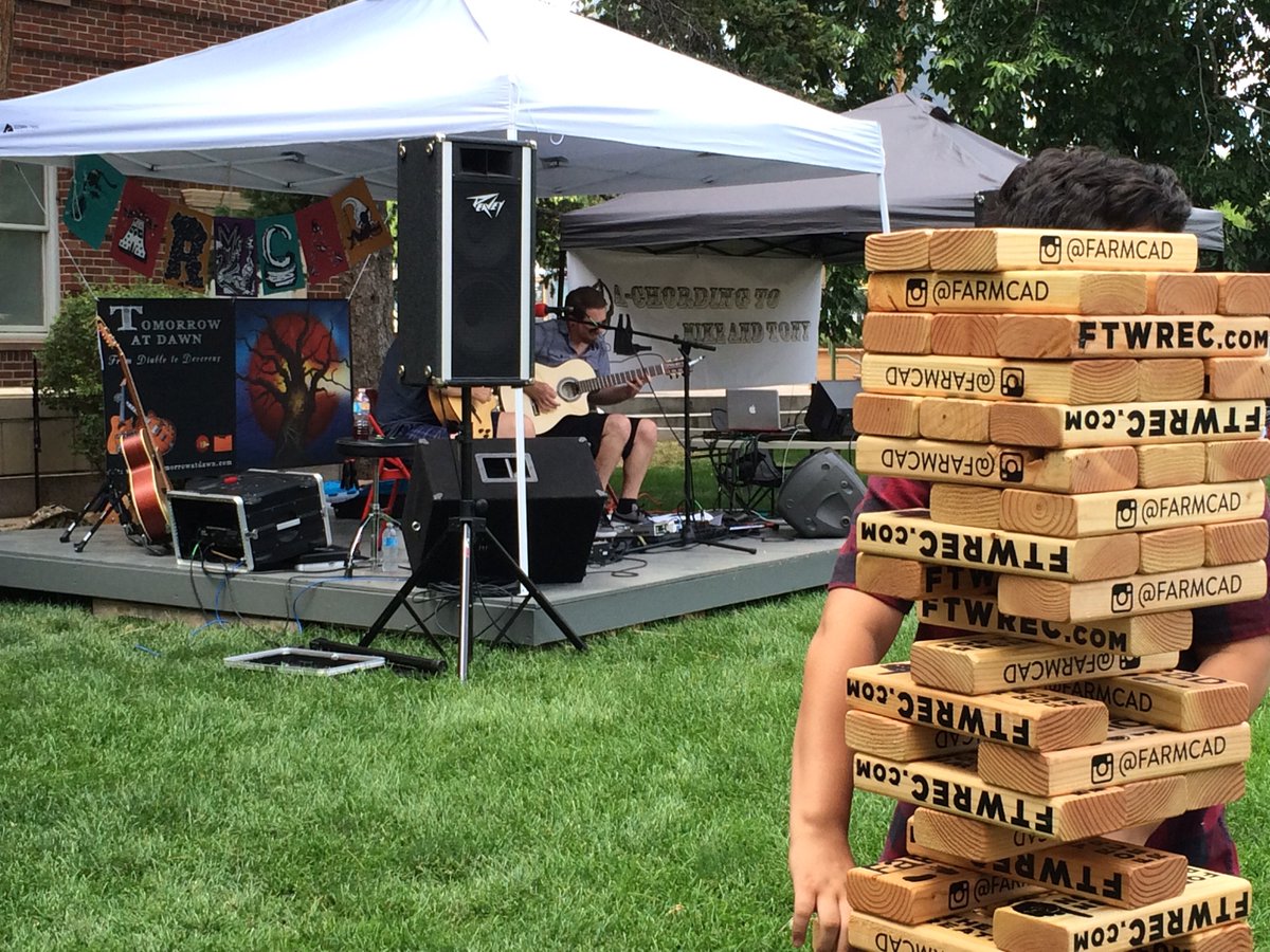 Jenga and killer band #tomorrowatdawn playing classical/flamenco style guitar! Awesome! #sewcialists #sewing