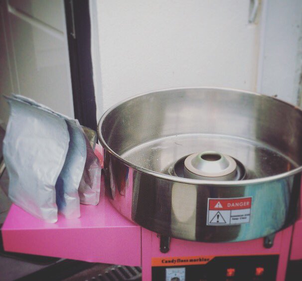 gemmyred's tweet photo. About to have my first #candyflossmachine lesson! #ohmygod #bigkid https://t.co/QR5x1iig5g