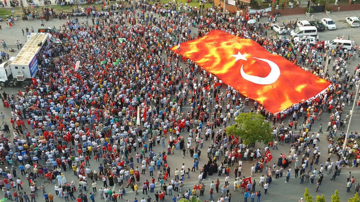 Evlere gitmiyoruz. İçeri girmiyoruz. "Üniformalı eşkiyalar"a karşı vatan savunmasına devam ediyoruz!