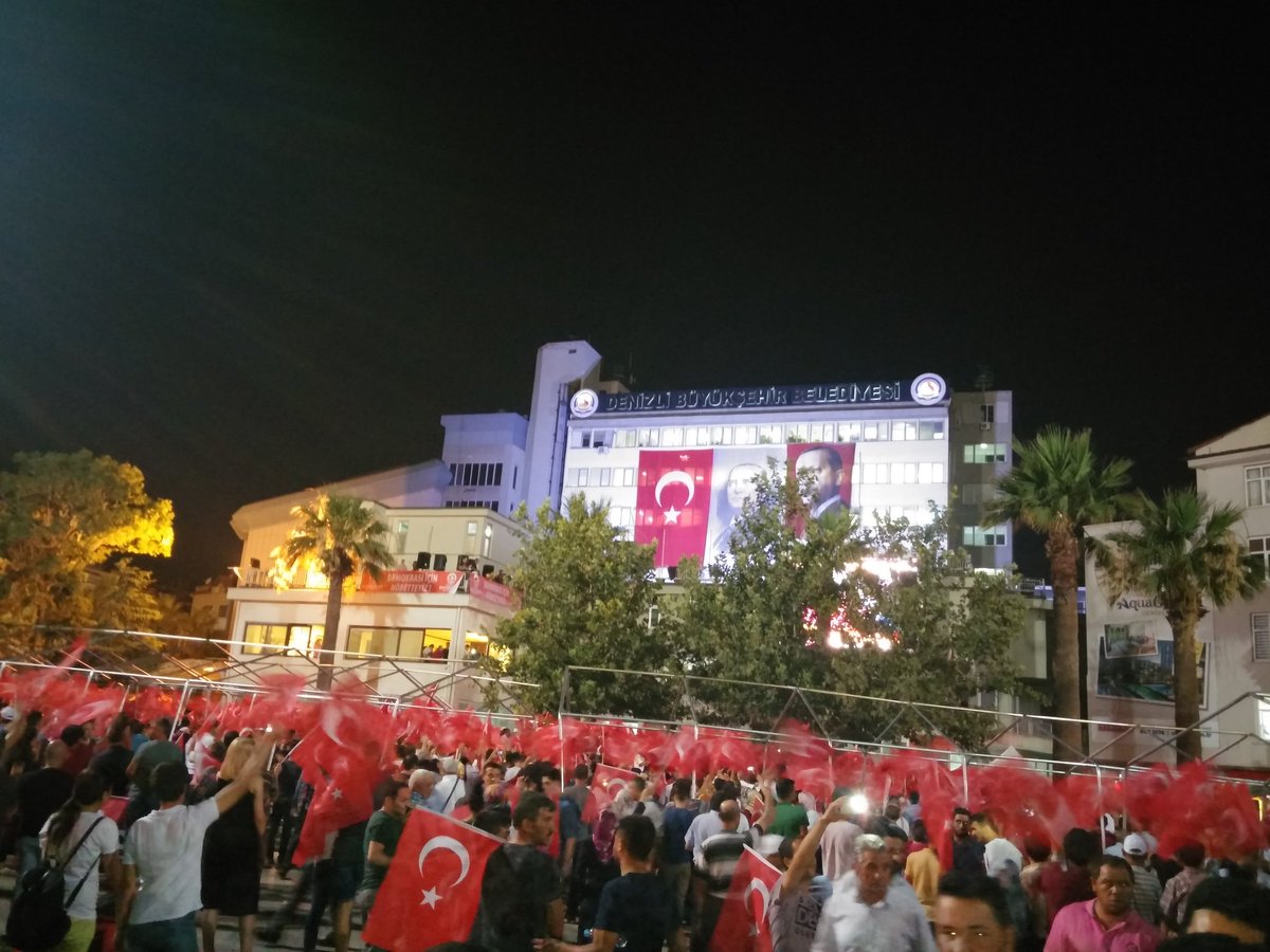 dispers3386's tweet photo. Denizli meydanlarda nöbette #MilletçeMeydanlardayız https://t.co/pwcrFgmr6e