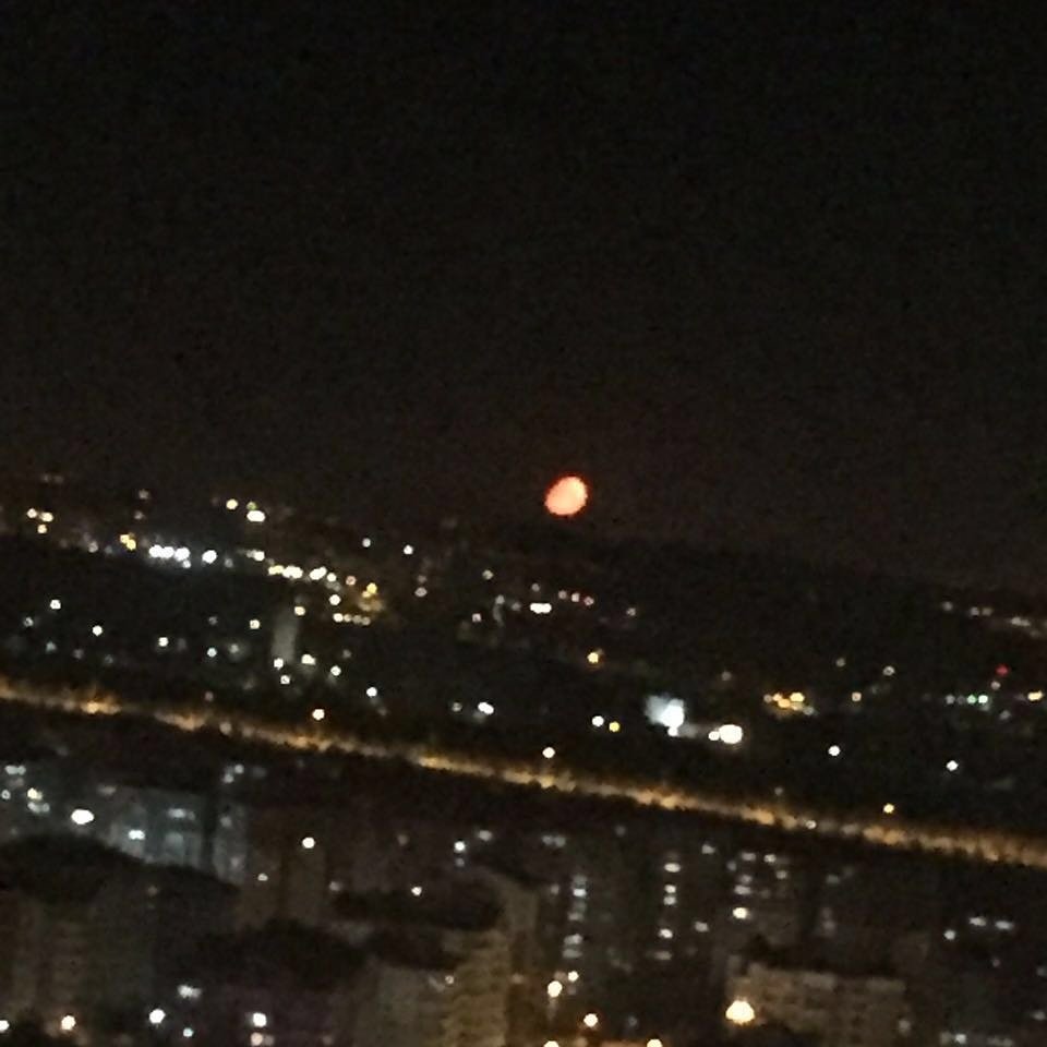 Düngece anlamlı çokşey vardı ama bu benim için ilk sıralarda..ay kıpkırmızı oldu..belki akan şehitlerimizin kanından