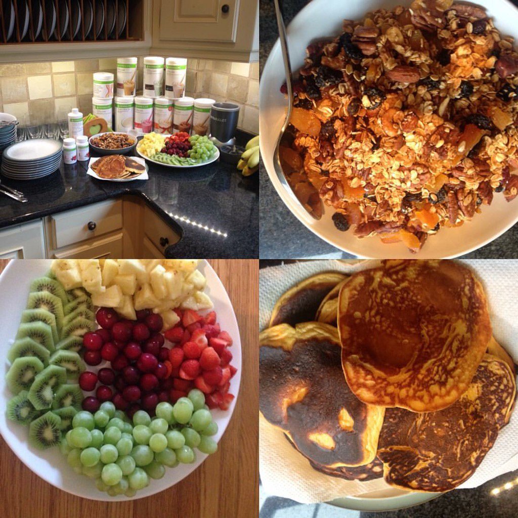 Fab healthy breakfast morning with team #WitnessTheFitness #pancakes #shakes #fruits #laughs