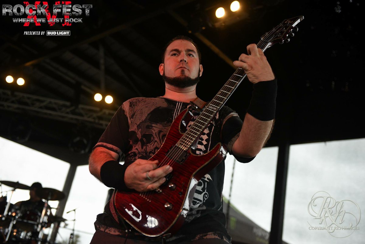 ObliviousSignal's tweet photo. Check out @Nik_Signal at @rockfestwi shot by @rkhimages w/ @ESPGuitarsUSA @EMG_PICKUPS wearing @wornstar #GuitarStar https://t.co/WEhZJgxOEK
