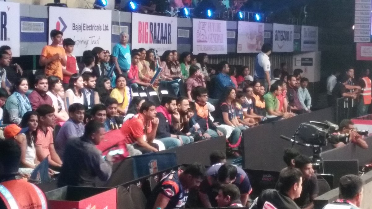 Rahul__Prasad's tweet photo. Today I See #1stTime @juniorbachchan @RonnieScrewvala @bharti_lalli during @ProKabaddi match #KOLvJAI #AsliPanga https://t.co/EiSbUgs6tD