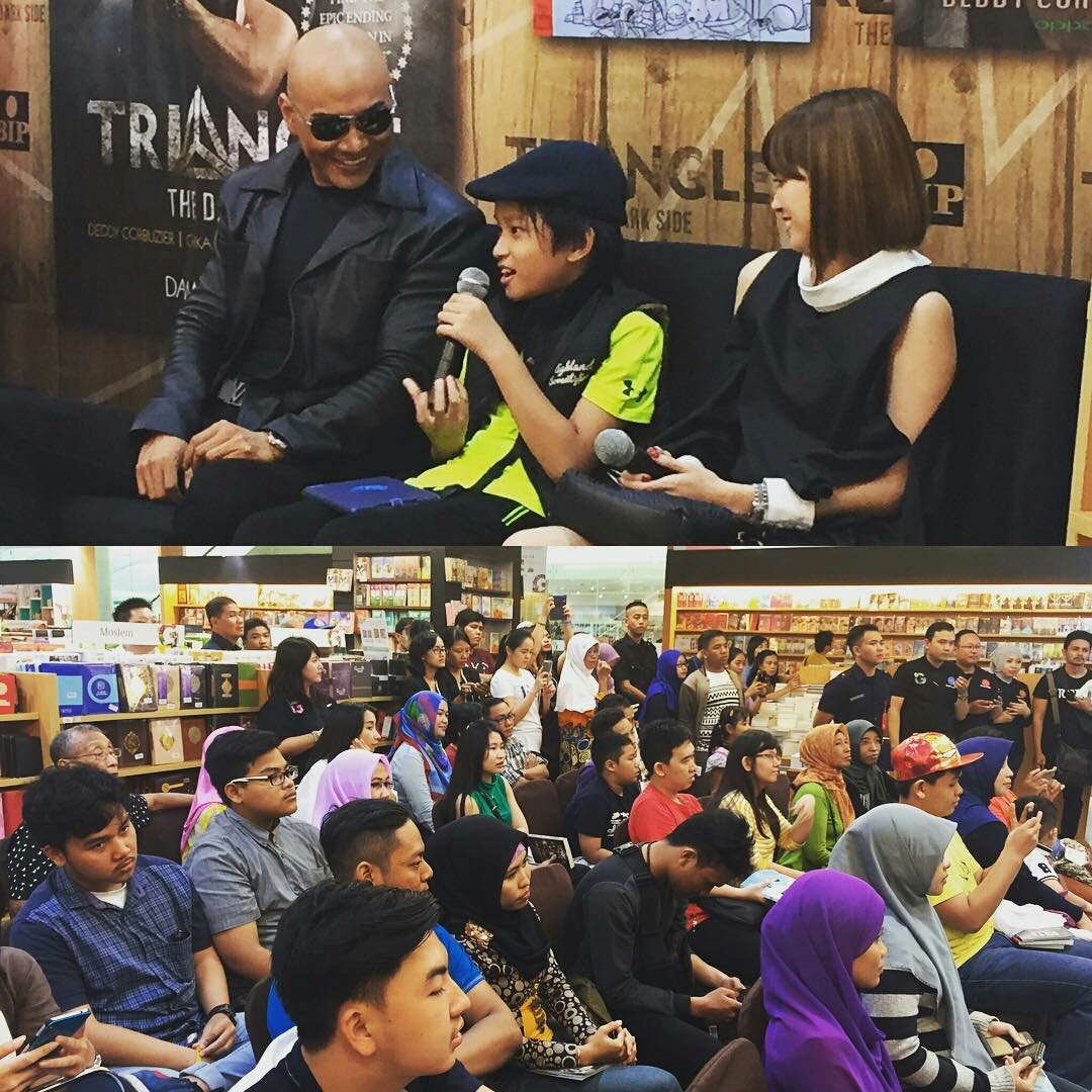 corbuzier's tweet photo. #trianglethemovie180816 #trianglenovel Book Signing Yesterday. SURABAYA. WE LOVE IT AND WE THANK U ALL! https://t.co/tJMedY9V4y