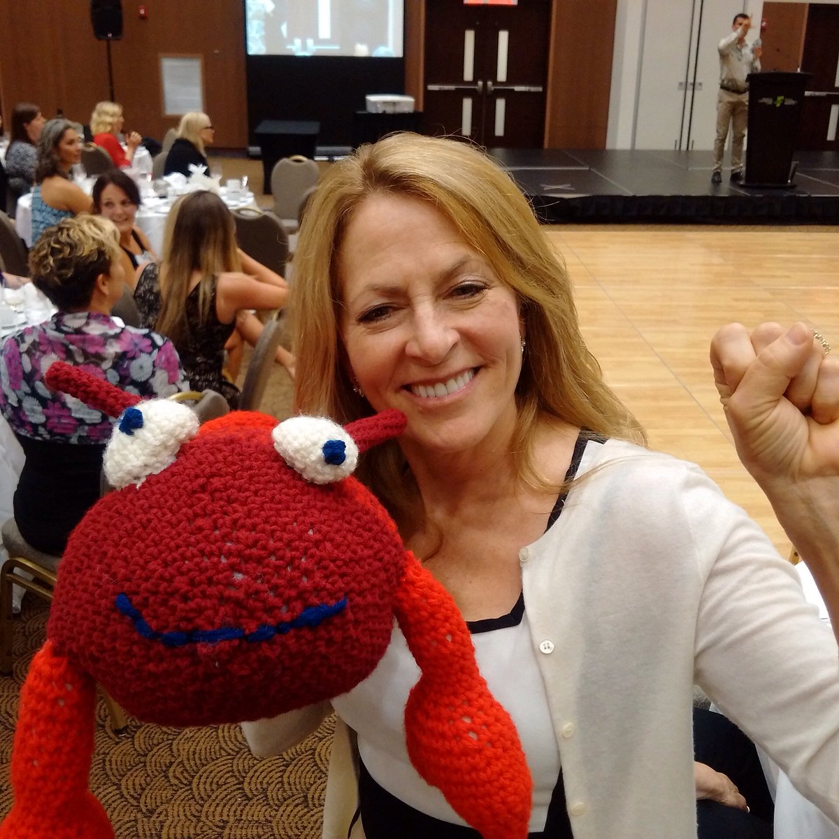 OASLILATINAMER's tweet photo. Lerbie the Lobster is returned to his owner Tarren Mckay, BC. #AVLIC2016 https://t.co/6ilyo9mZ3m