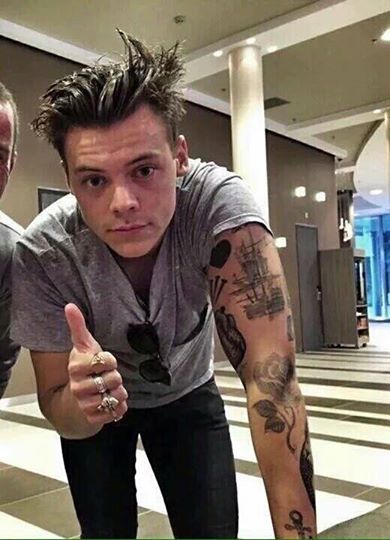 _sweetxstyles's tweet photo. No puedo creer q con pelo largo se vea tan adorable ycon el pelo corto luce tan rudo 
no sé si me duele o me encanta https://t.co/DJLLrHaf0f