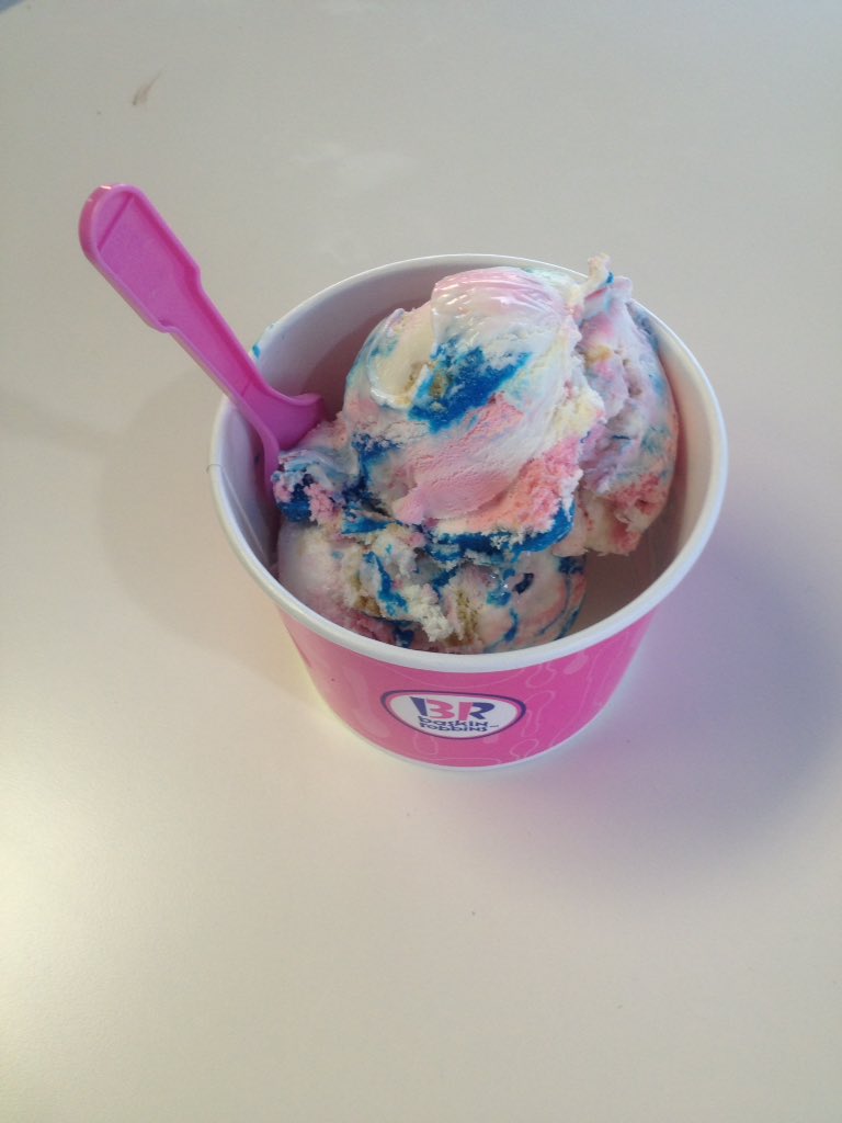BloomingAlmond's tweet photo. I like eating ice cream from baskin robbins! https://t.co/mMHkjtkaJd