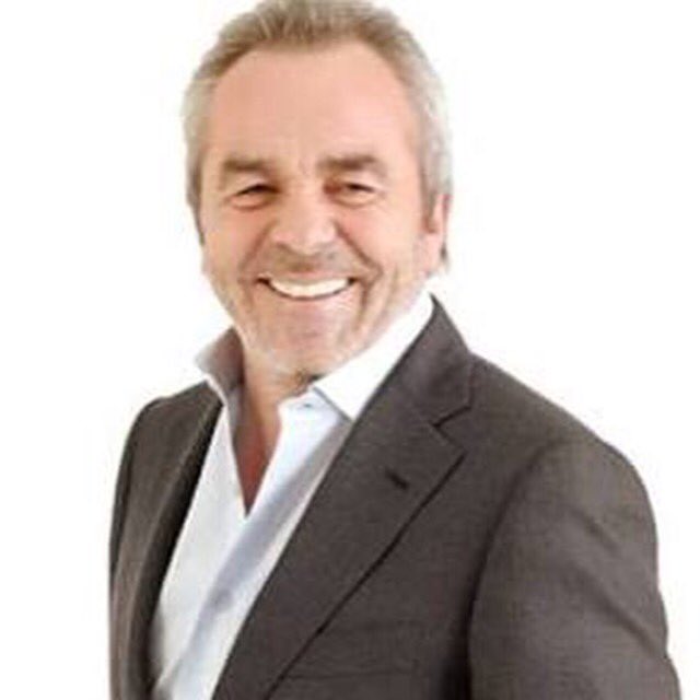 En başarılı siyasi reklam kampanyalarına imza attı.Türk halkı,vatan,bayrak;onun ilham kaynağıydı.Nurlar içinde uyu.