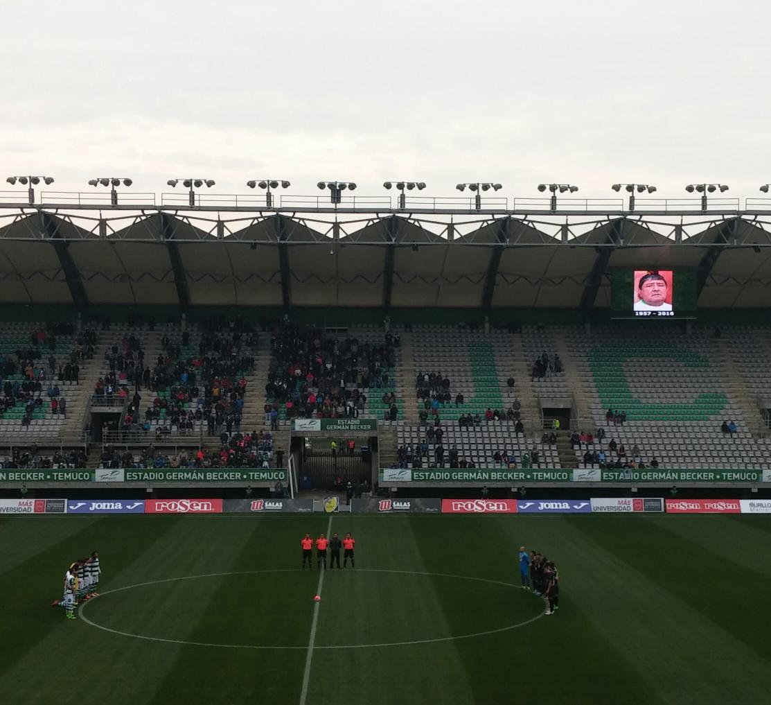 Emotivo minuto d silencio x fallecimiento d Moisés Venekool, utilero <a href="/deportestemucos/">DEPORTES TEMUCO SADP</a>, <a href="/udechile/">Universidad de Chile</a> y <a href="/LaRoja/">Selección Chilena</a>