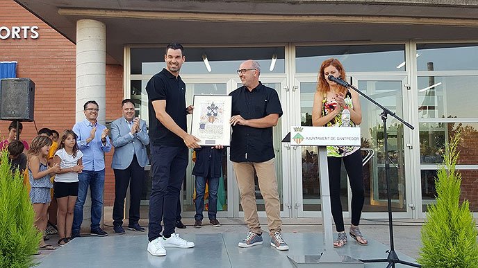 ACBCOM's tweet photo. Santpedor ha homenajeado a Rafa Martínez, dándole su nombre al Pabellón Deportivo Municipal
https://t.co/OcgF6W0LpZ https://t.co/ybjeesi16F