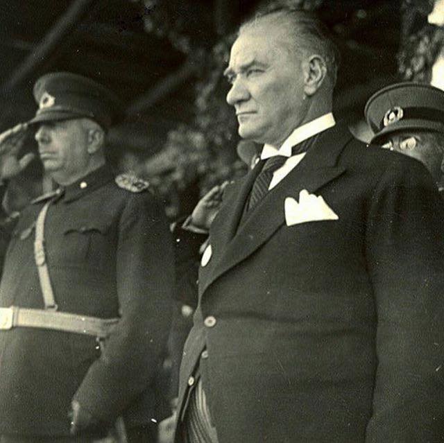 Benim bir Başkomutanım var,O da Bir Subay Şehit oldu diye,
'Menemen’i haritadan silin'diyen #MustafaKemalAtatürk'dür