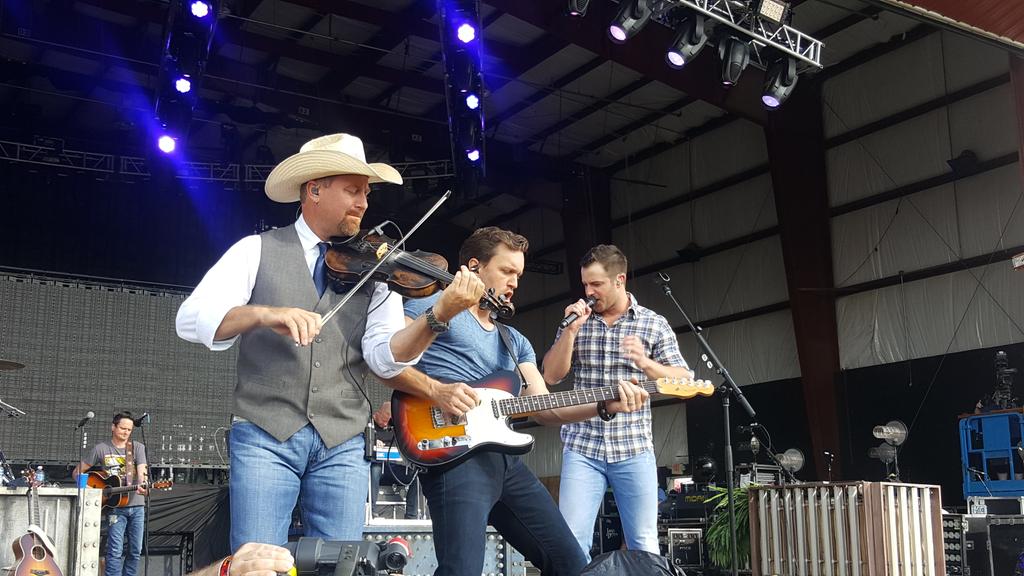 BWitchy28's tweet photo. @eastoncorbin at @JamboInTheHills #JITH2016 https://t.co/K2CZovK2r1