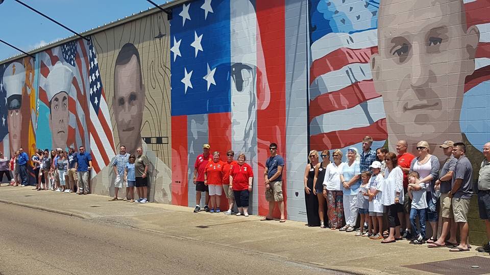 NewsPham's tweet photo. This made me tear up. The Five Families at the mural.  @WRCB #NoogaStrong (Photo courtesy: Theresa Bass.) https://t.co/ZTRucGDgzb