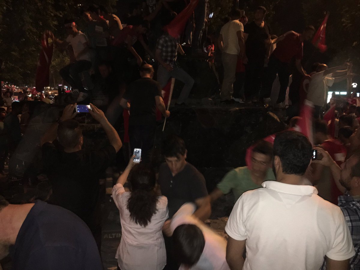 ihcaymaz's tweet photo. Kızılay Darbeye hayır.. https://t.co/Xx6yR5Mxwr