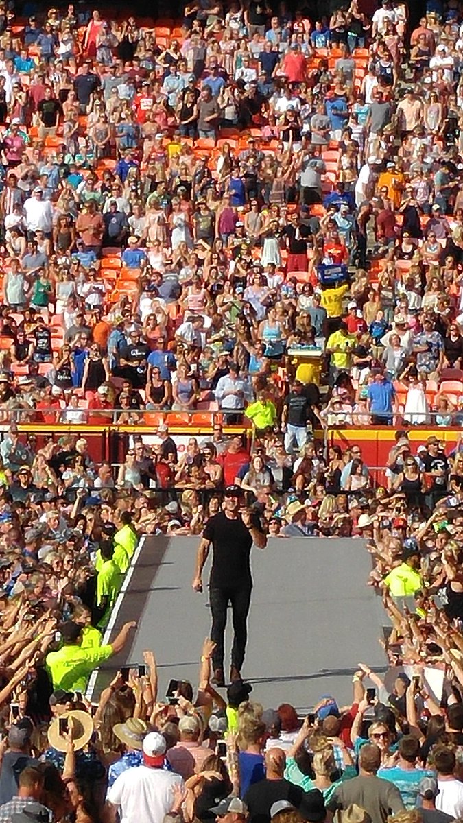 #SpreadTheLoveTour Sam Hunt