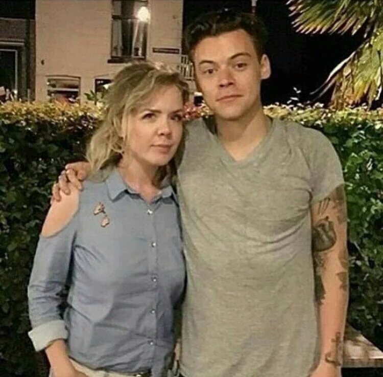 ODLA__'s tweet photo. Harry hace unos días con una fan en Zwolle, Holanda https://t.co/nFACkAcr50